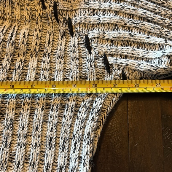 Cozy Black and White Knit Sweater with hood - Picture 6 of 9